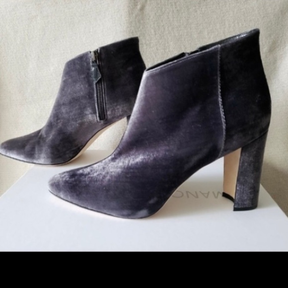 Manolo Blahnik 39.5 (8.5) Brusta Brustalo Lavender Velvet Booties
